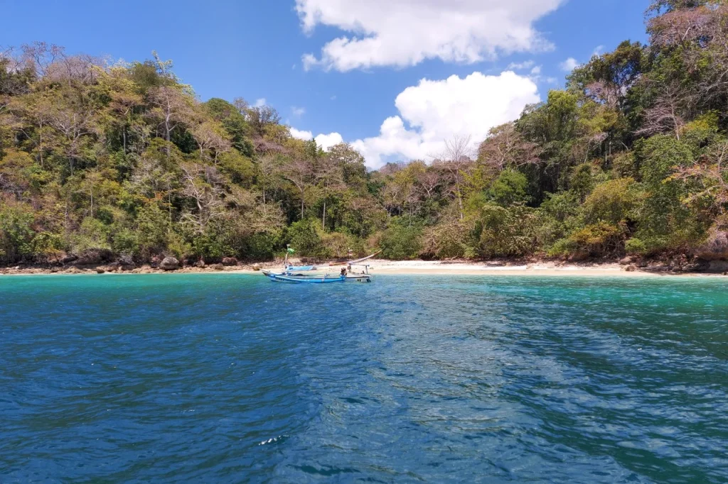 Pesona Danau Biru: Menyelami Keindahan Alam yang Menenangkan