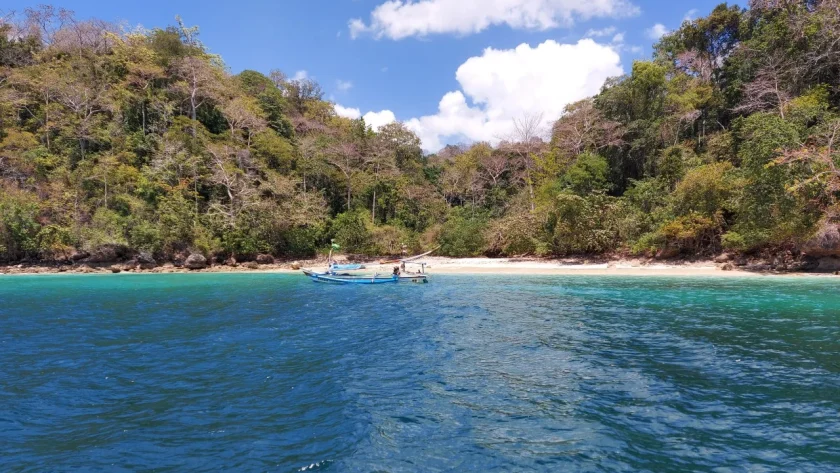 Pantai Timur Surga dengan Ombak Tenang yang Menenangkan Jiwa